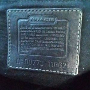 Coach Hampton D0773-11062  Signature Black Handbag Tote Zippered Medium